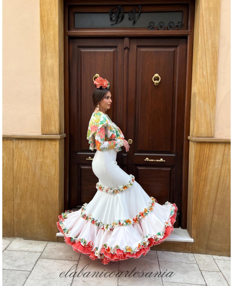 Conjunto floral y blanco